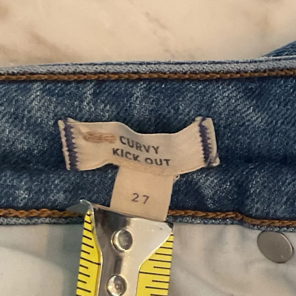 EUC Madewell Curvy Kick Out Crop Jeans 27 small tear back inner thigh sold out - Image 10