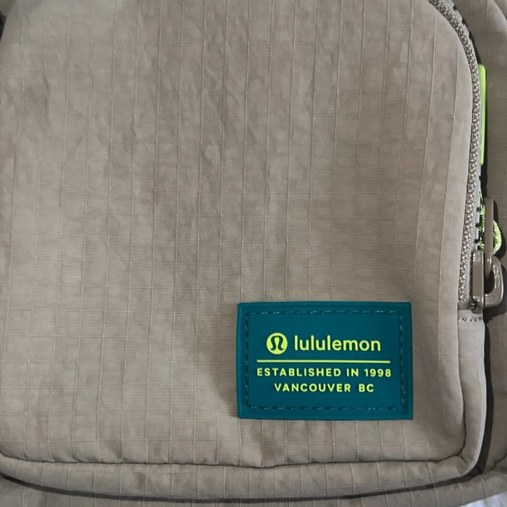 Lululemon Multi Pocket Crossbody Bag 2.5L Sheer Oak/Sour Grape NWT - Image 7