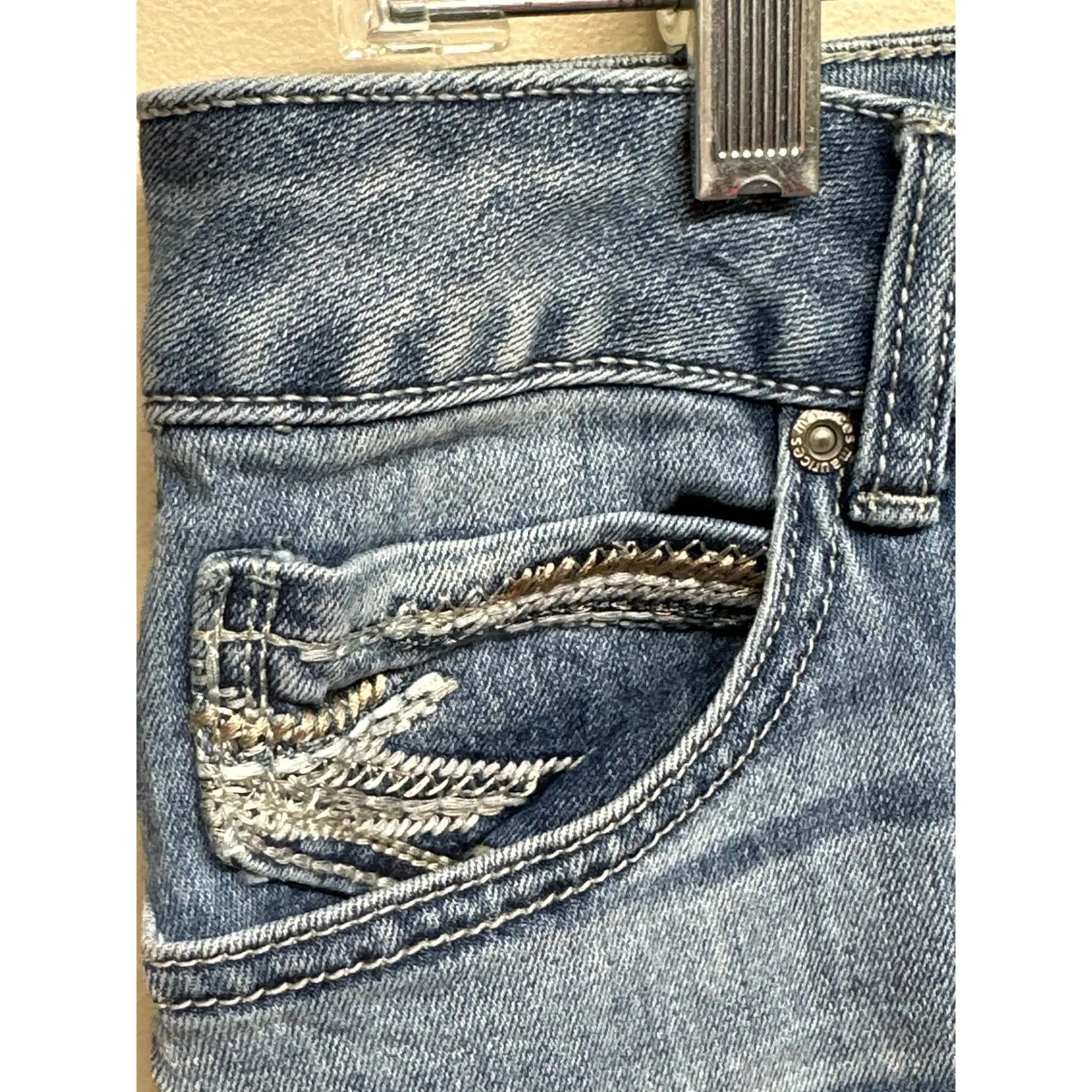 Maurices Womens Light Wash Embellished Pocket Capri Jeans Size 8 - Image 2