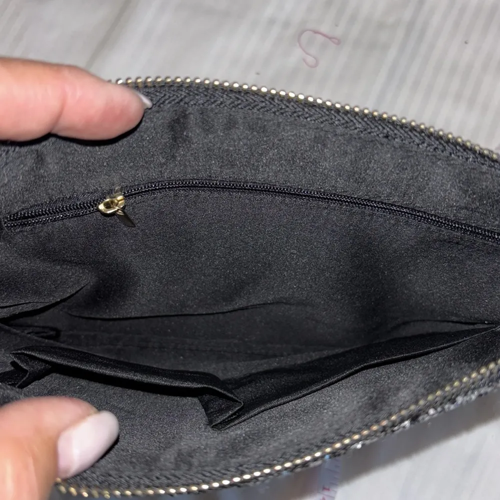 BLACK AND SILVER GLITTER LARGE WRISTLET NO BRAND 12” X 9” ZIPPER ON TOP - Image 6