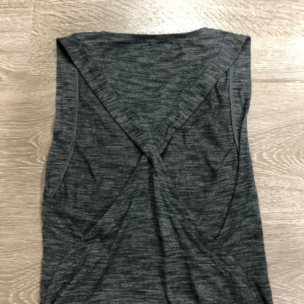 Lululemon Twist Back Tank *Worn Twice* - Image 4