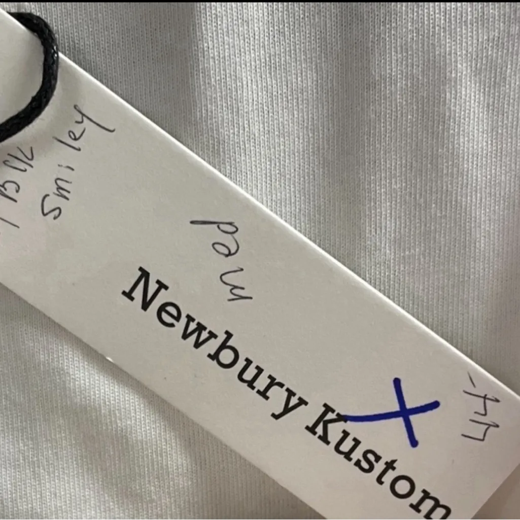 Newbury Kustom White Black Cropped S/S Smiley Face Tee Medium New NWT - Image 8