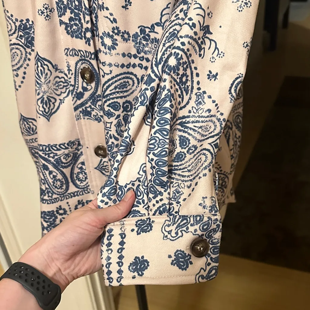NWOT Bandana Print Shacket Blue Size XS - Image 4