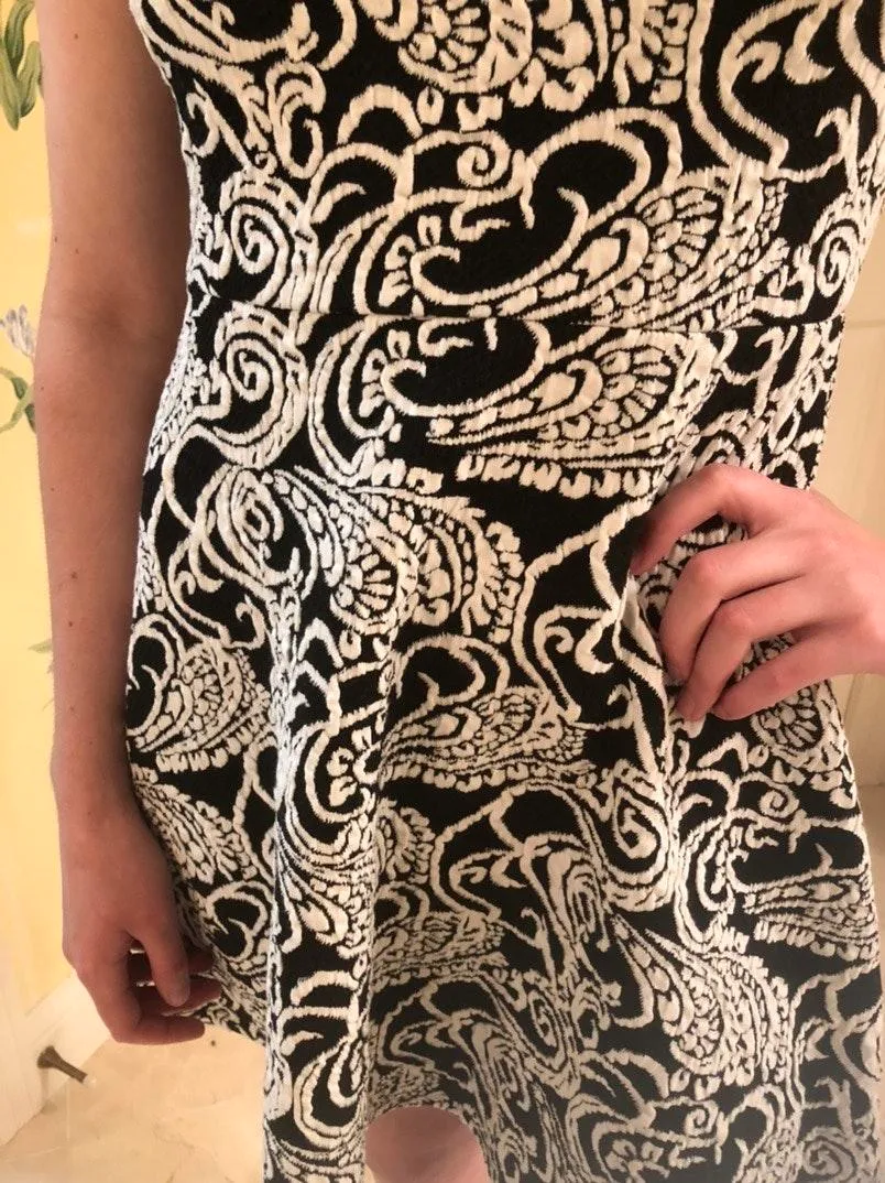 Stylish Black And White Dress Size M - Image 3