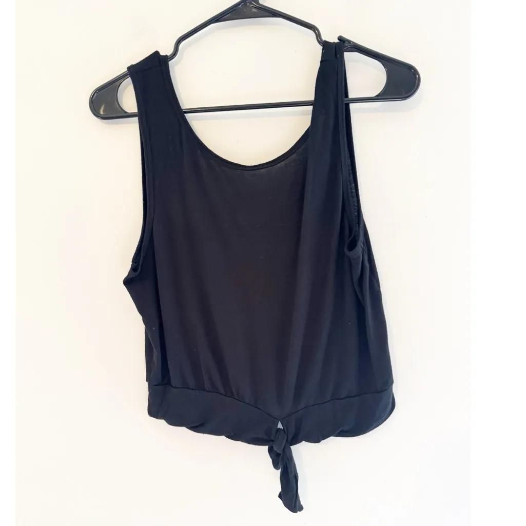 Beyond Yoga Knot A Problem Cropped Tank in Black medium - Image 2