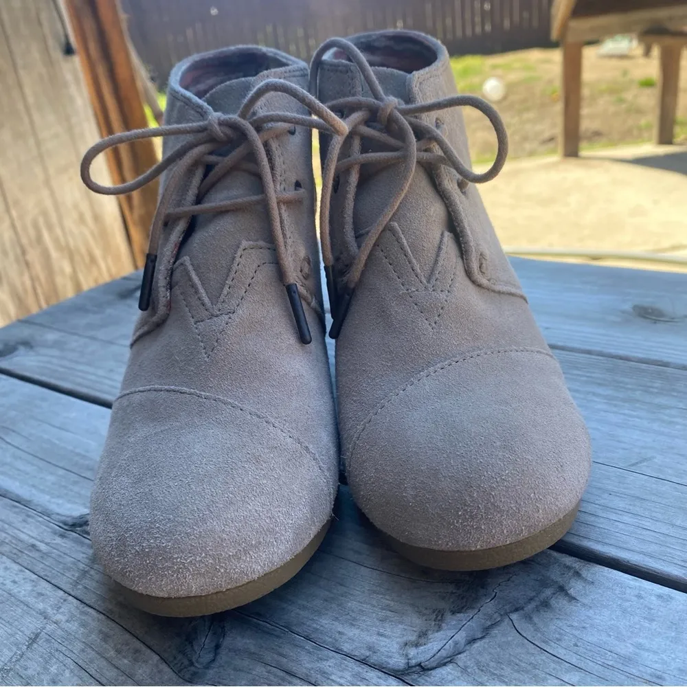 Toms Woman’s Grey Lace Up Ankle Wedge Boots Size 9.5 - Image 2