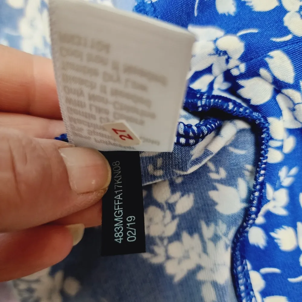 The Limited blue white floral cutout sleeve blouse size medium - Image 8