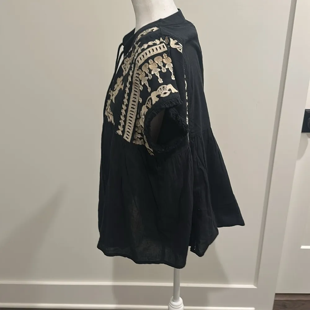 NWT THML Embroidered Easy fit Top Sz M - Image 3