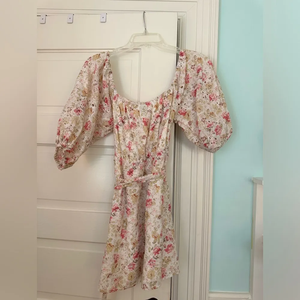 Mink pink floral mini dress puff sleeves size small - Image 2