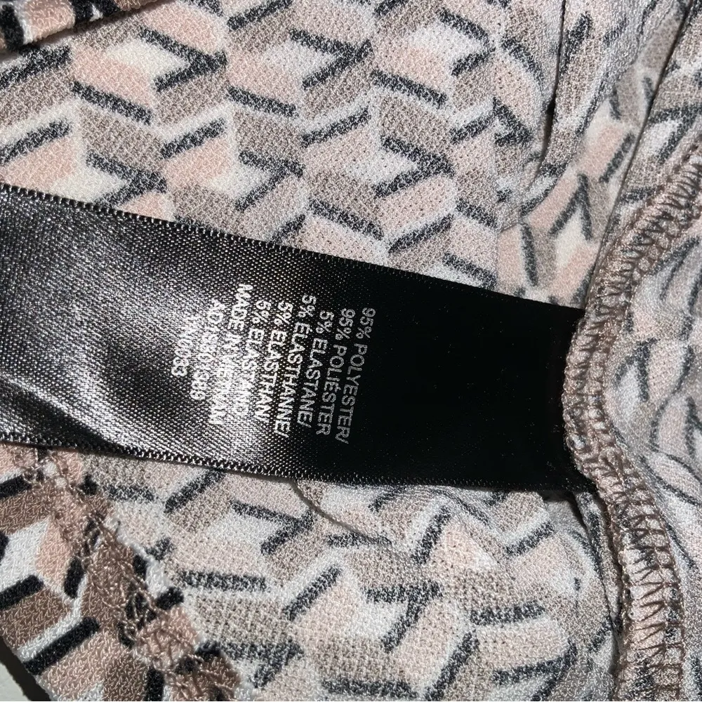 Adrianna Papell Tan Geo Print Stretch Knit Retro Ruffle Sleeve Tie Neck Blouse S - Image 10