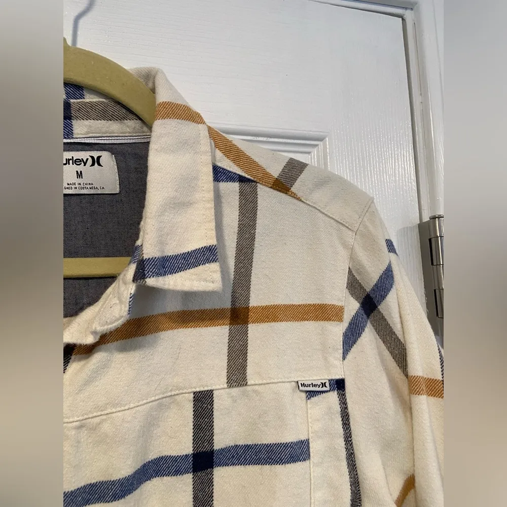 Hurley Size M Cream Tan Plaid Flannel Long Sleeve Button Down Collared Shirt - Image 3