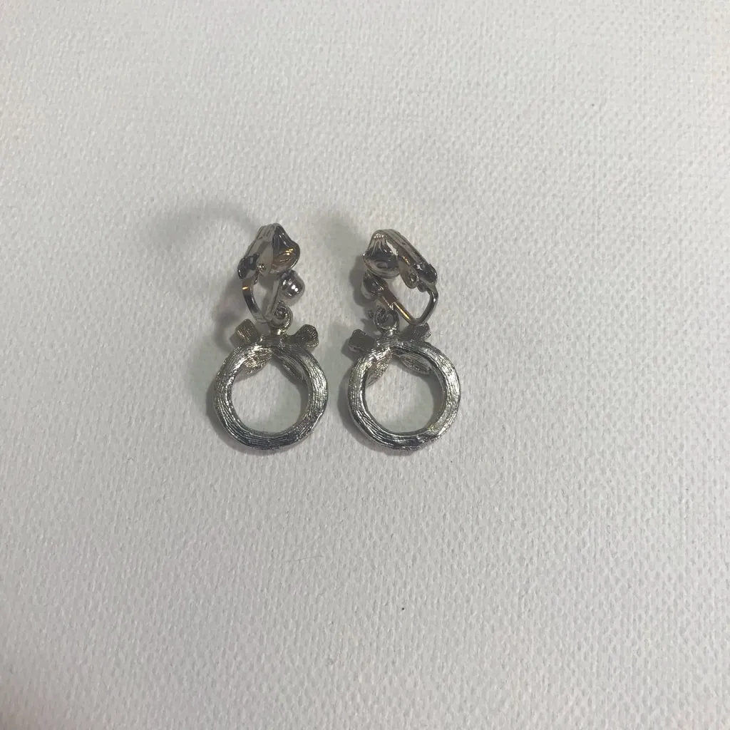 Vintage Silver Tone Christmas Wreath Pink Blue Rhinestones Clip On Earrings - Image 2