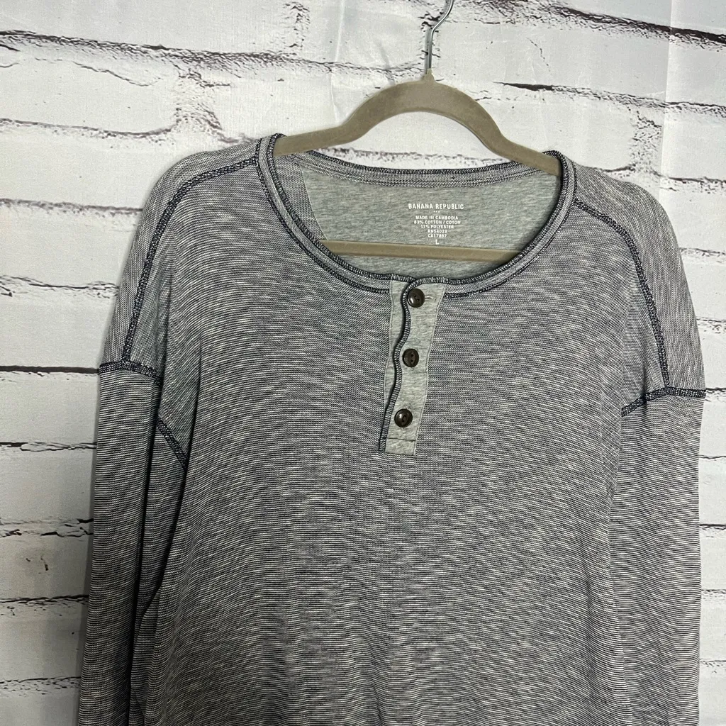 Banana Republic Gray Long Sleeve Henley Tee 1/4 Button Crew Neck SZ L Y2K Light - Image 5
