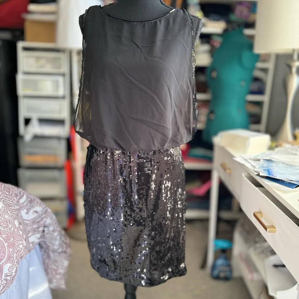 Elegant sleeveless dress, with a flowing black top and a fitted skirt Size 4 - Image 2