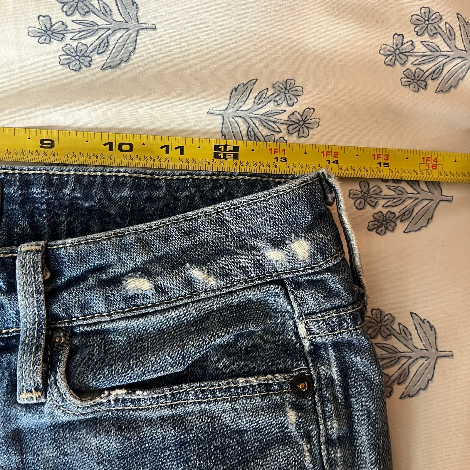 Vince Dylan Skinny Bermuda Denim Shorts Distressed Raw Hem Zip Fly Women Size 26 - Image 7