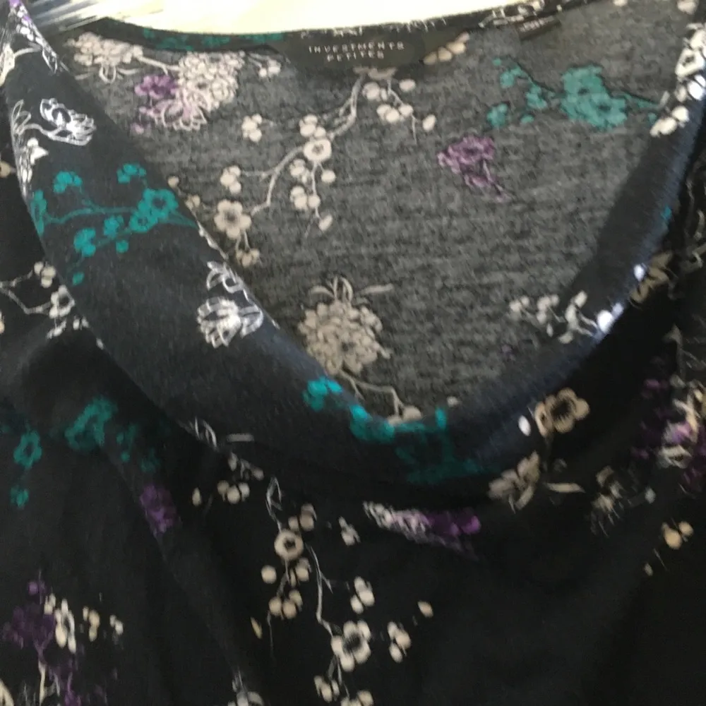 Investments FINAL MARKDOWN Ladies  petite top xl - Image 2