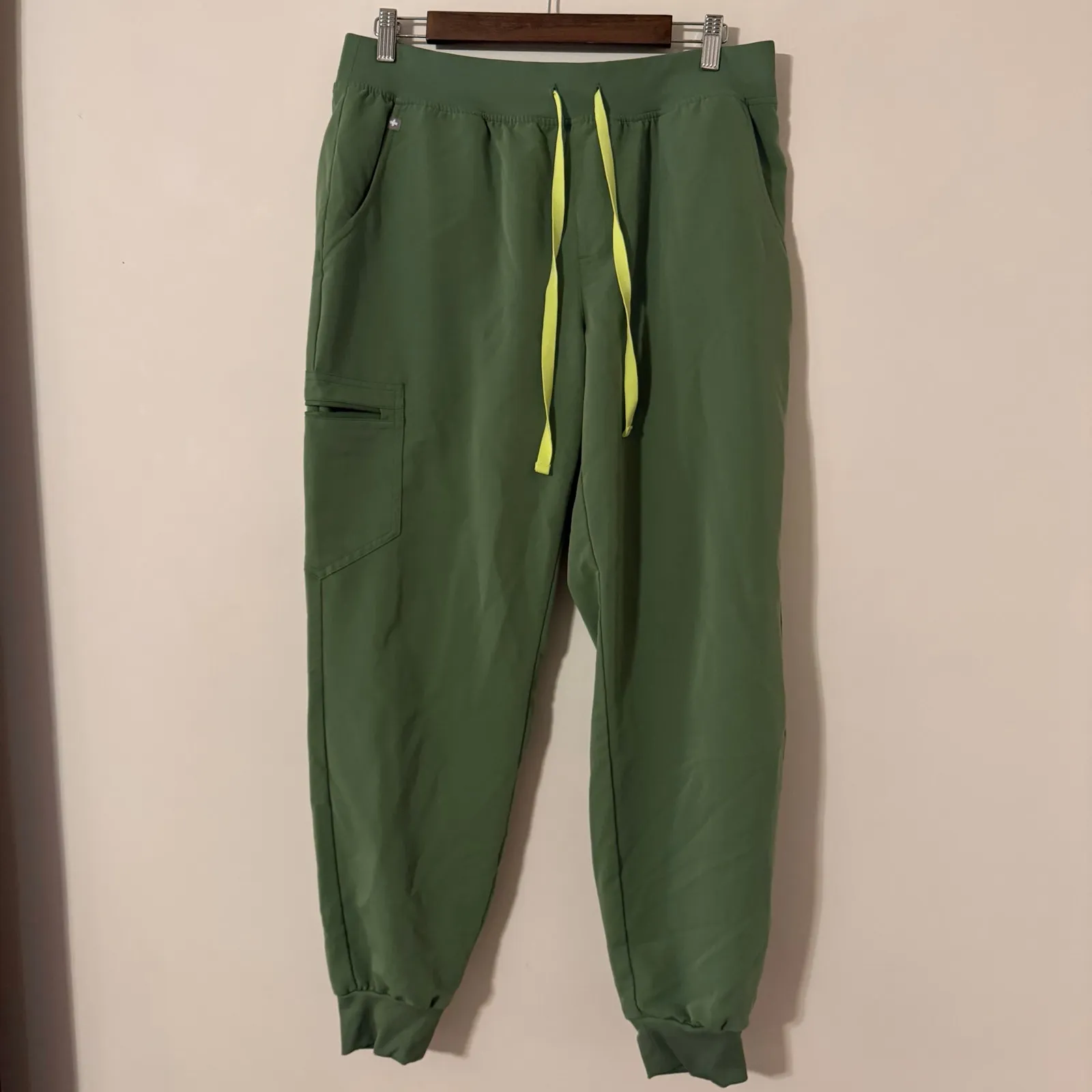 Figs Zamora Jogger Scrub Pants & Catarina One Pocket Scrub Top Set Green Sz Lg - Image 8