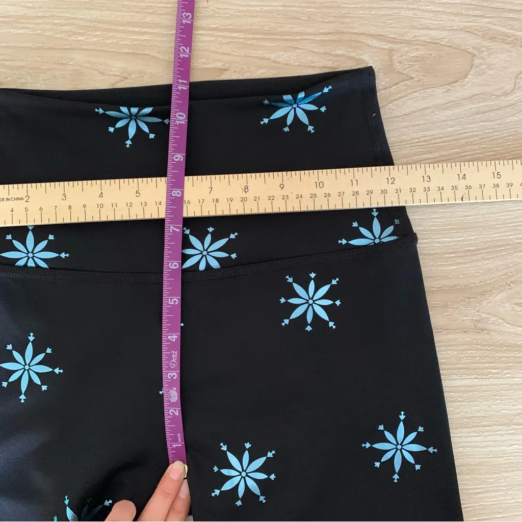 Beyond Yoga XS High Waist Midi Leggings Black Blue Floral Snowflakes Holiday - Image 6