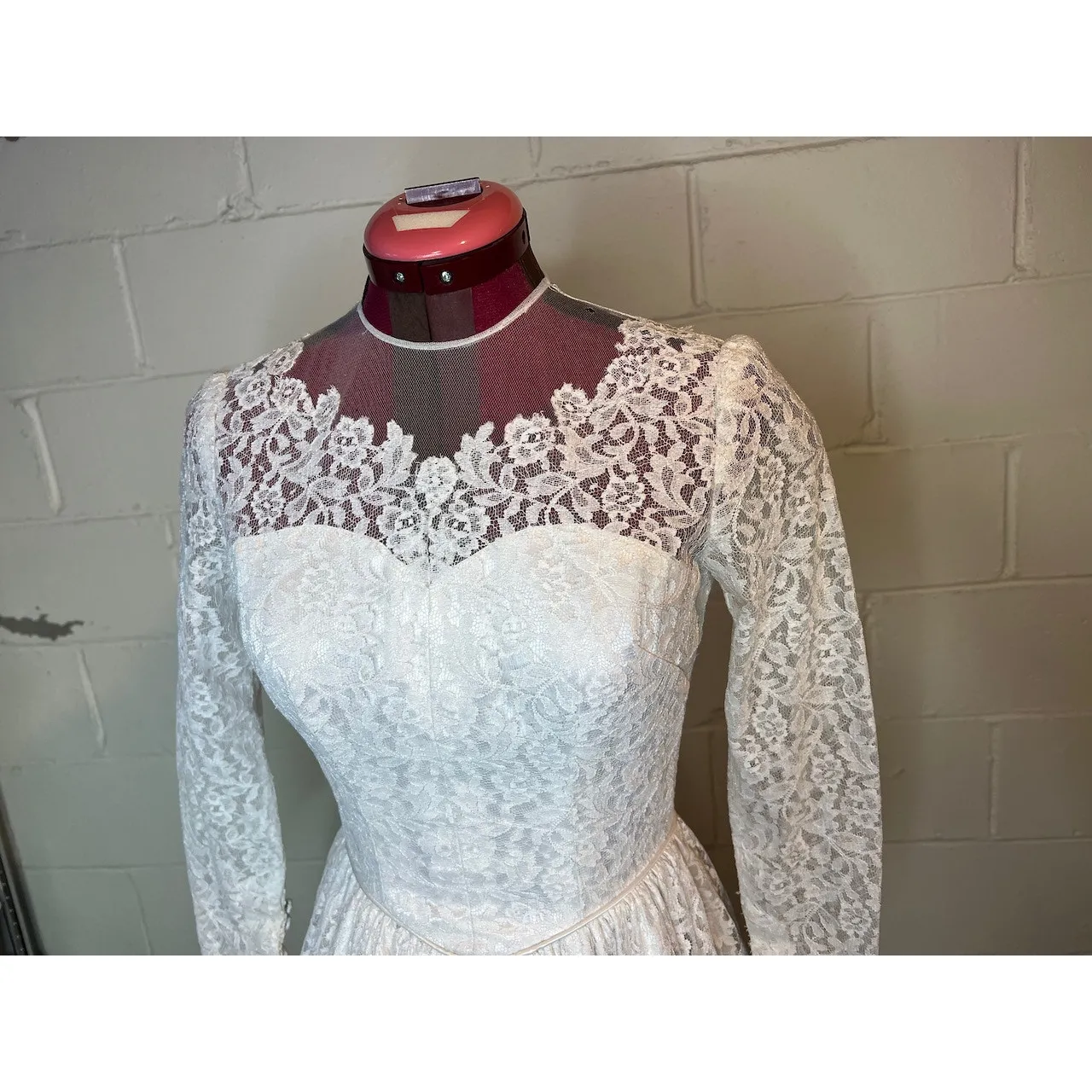 Wedding dress 1950s sheer lace sleeves white button back - Image 3