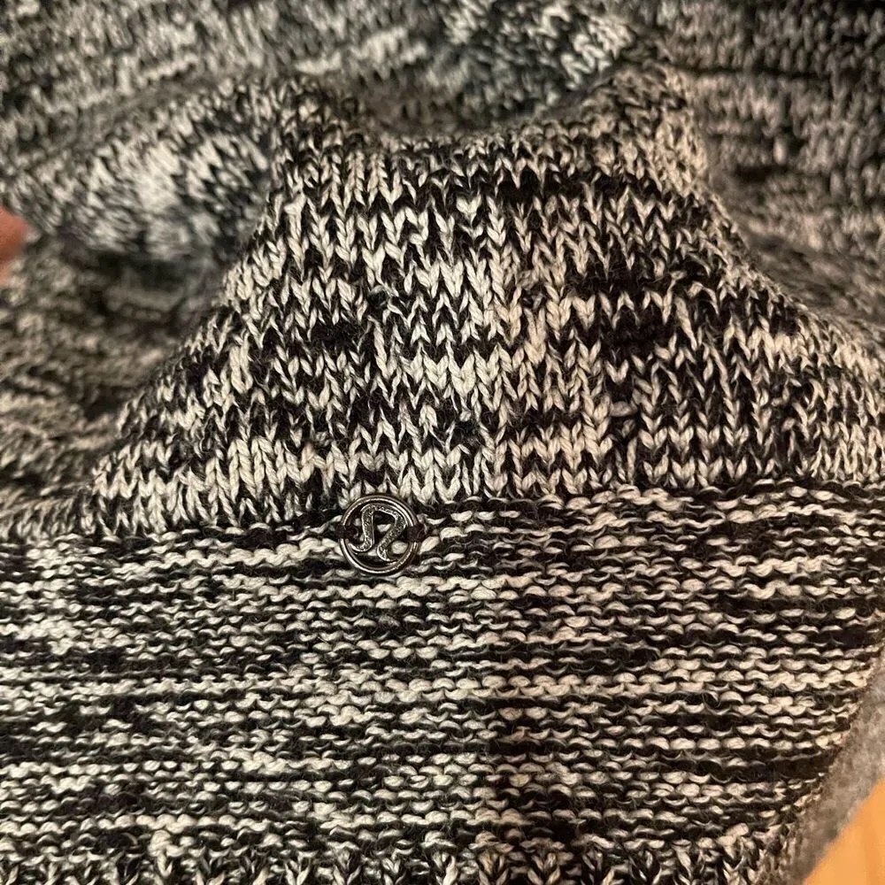 Lululemon Black & white Oversized Cardigan Size XS/S! In perfect condition! - Image 4