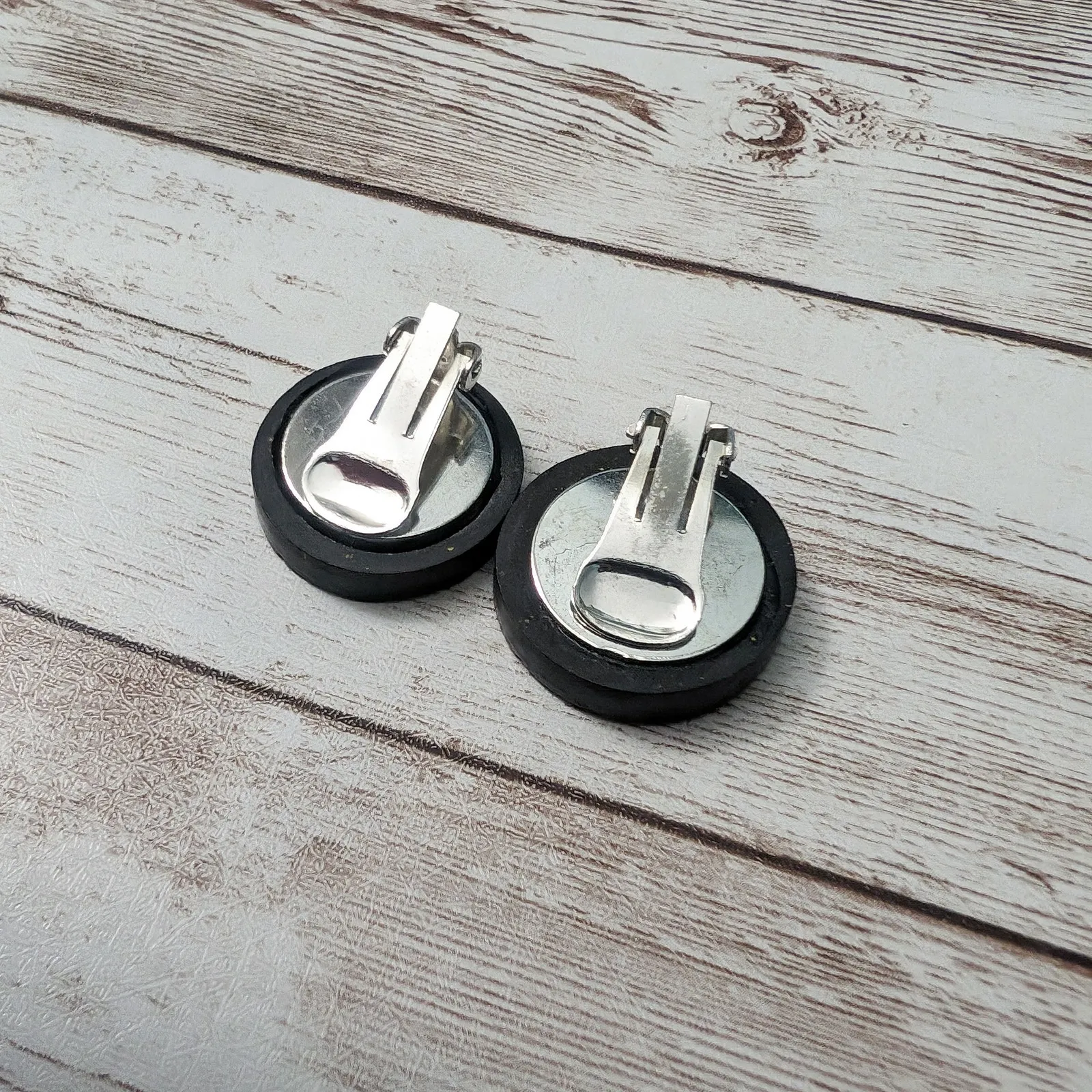 Vintage Clip On Earrings - Image 9