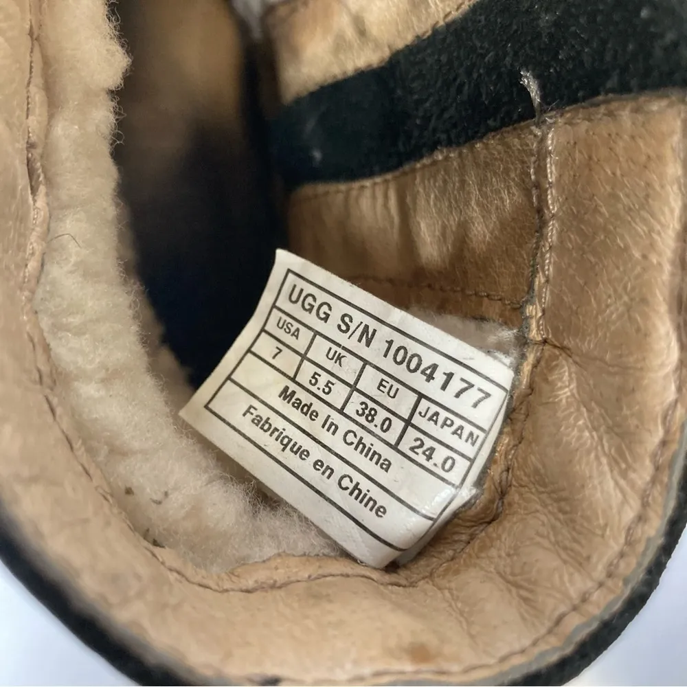 UGG Neevah short boot black leather Shearling‎ lined size 7 - Image 9