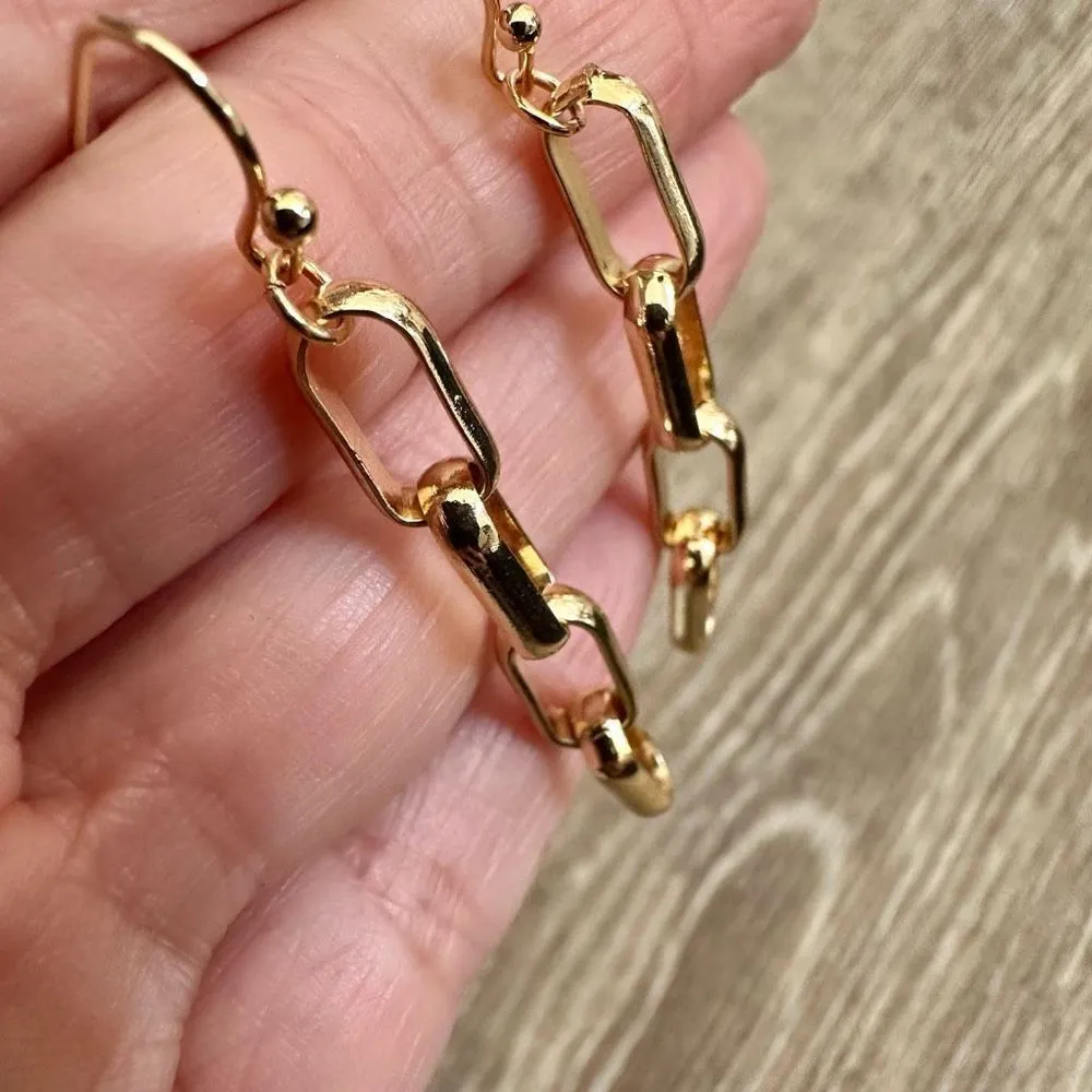 Gold tone chain link earrings - Image 6