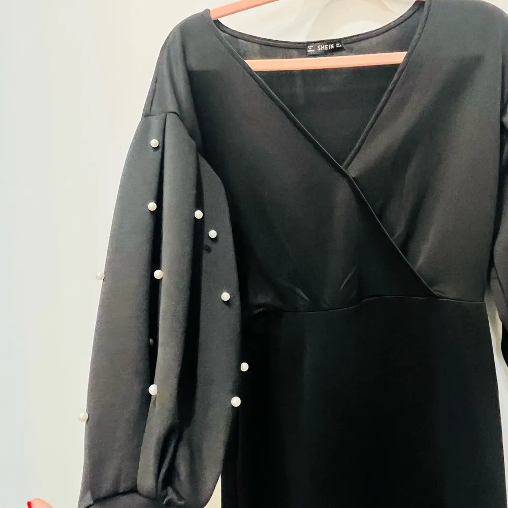 SheIn  Pearls Beaded Lantern Sleeve black midi size small - Image 3
