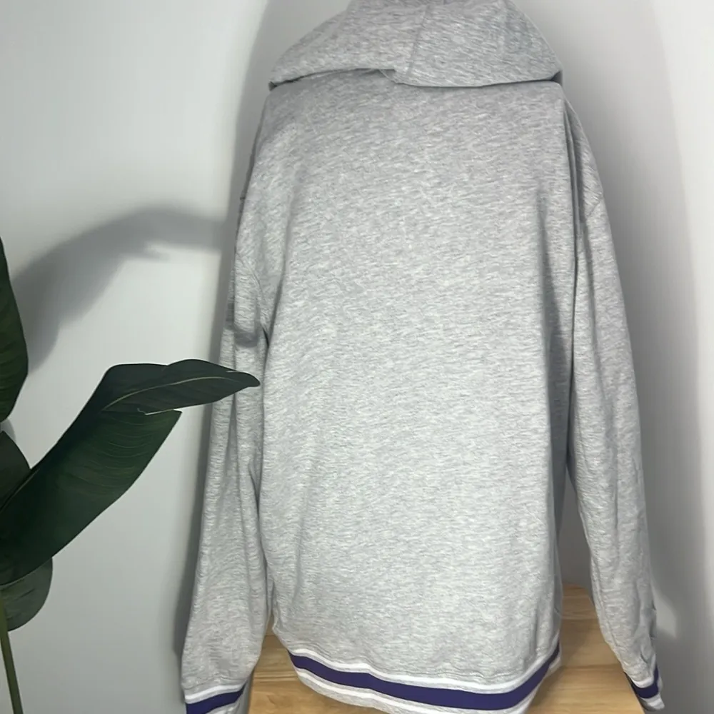 Los Angeles Lakers Team Sport Large Oversizes Hoodie Gray trends this fall - Image 5