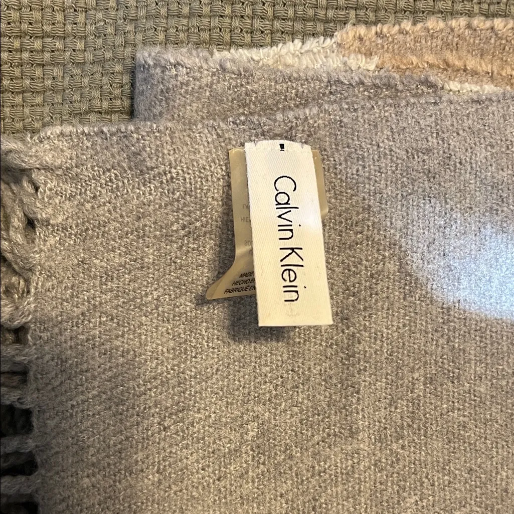 Calvin Klein Beige and Gray Scarf - Image 2