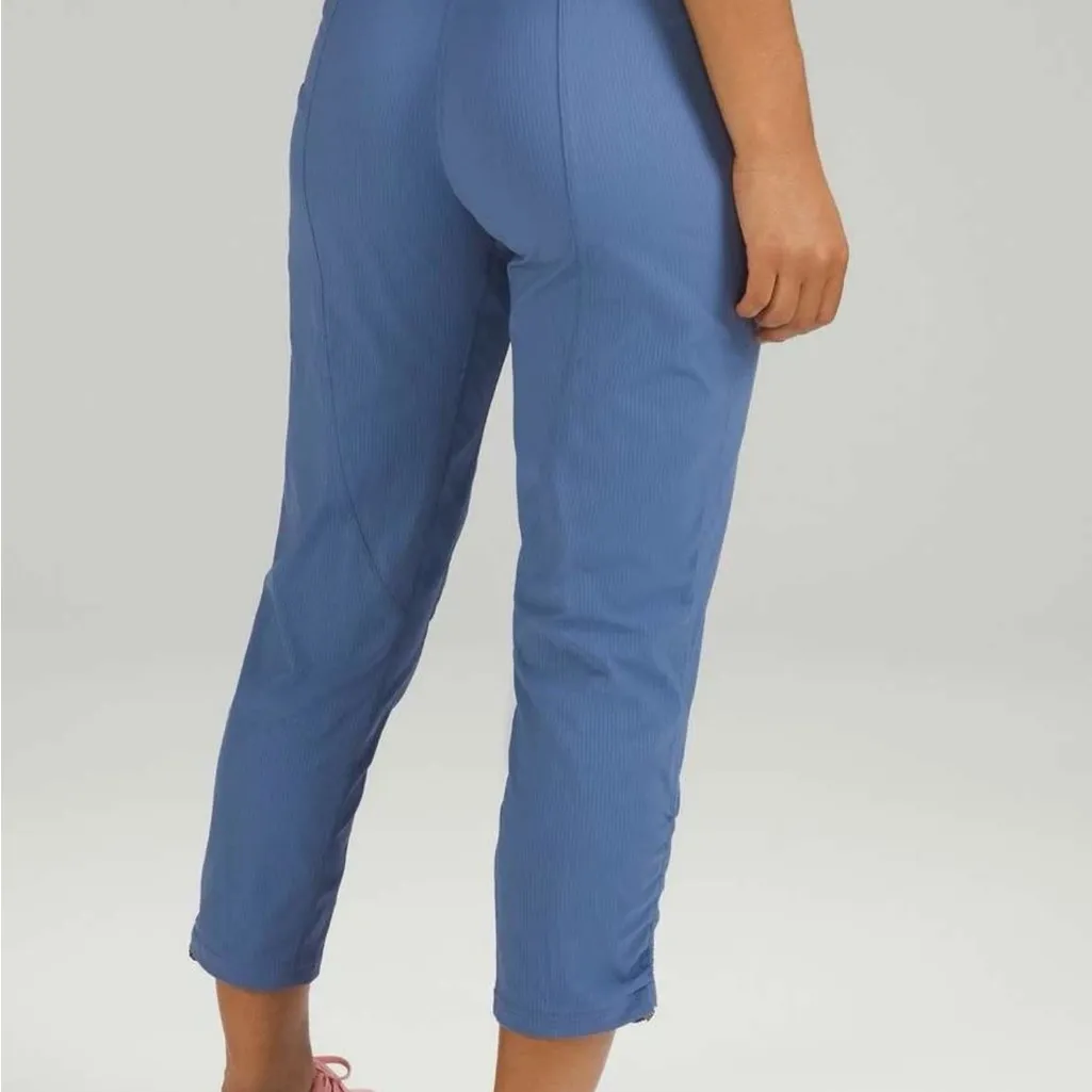 Lululemon dance studio MR crop pants water drop size 6 mid rise - Image 3