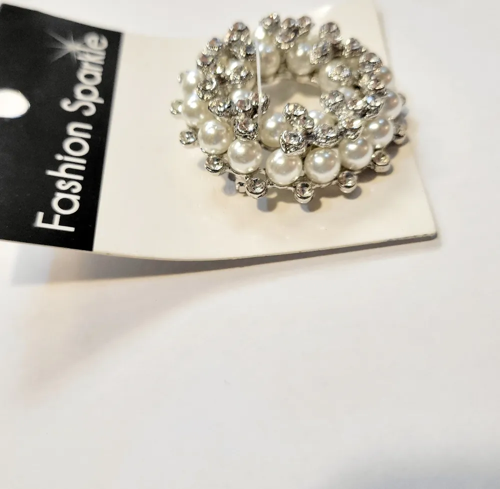 Silver and White Wreath Rhinestone Brooch - Image 3