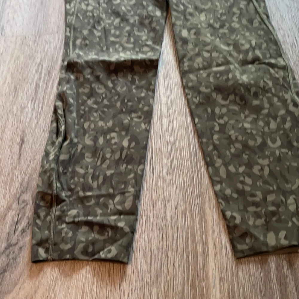 Lululemon Base Pace HR Tight 25” Size 4 - Image 6