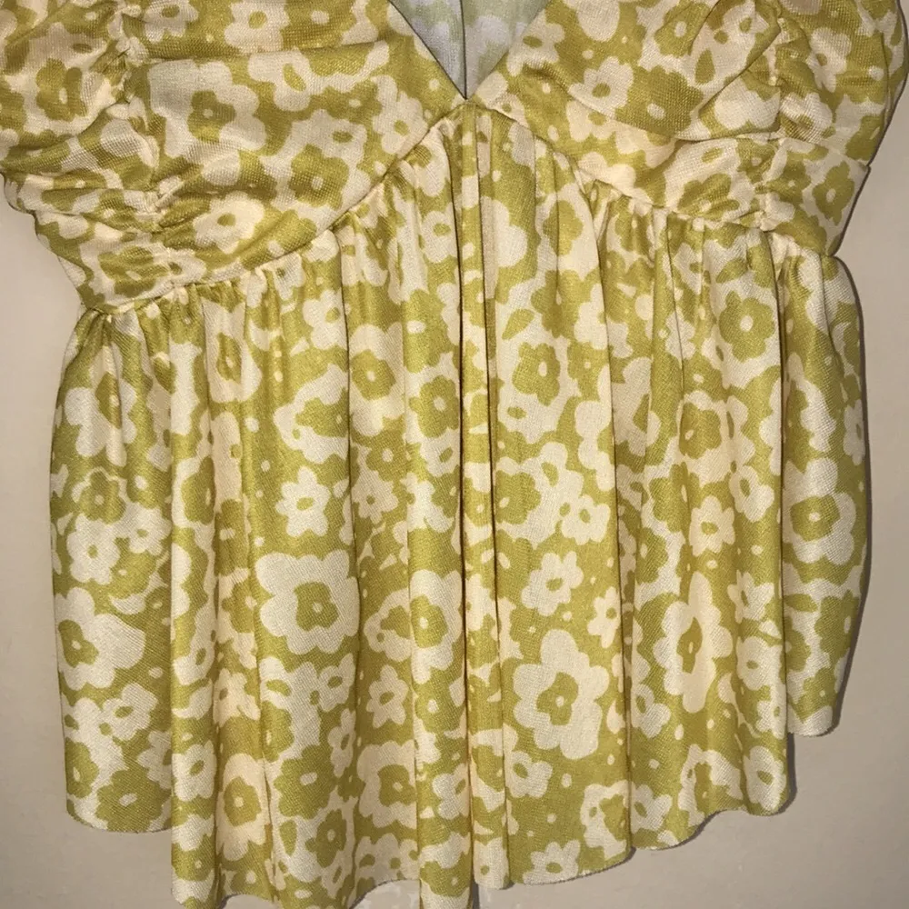 Urban Outfitters Women’s Babydoll Floral Mesh Yellow Beige Cropped Tank Top - Image 3