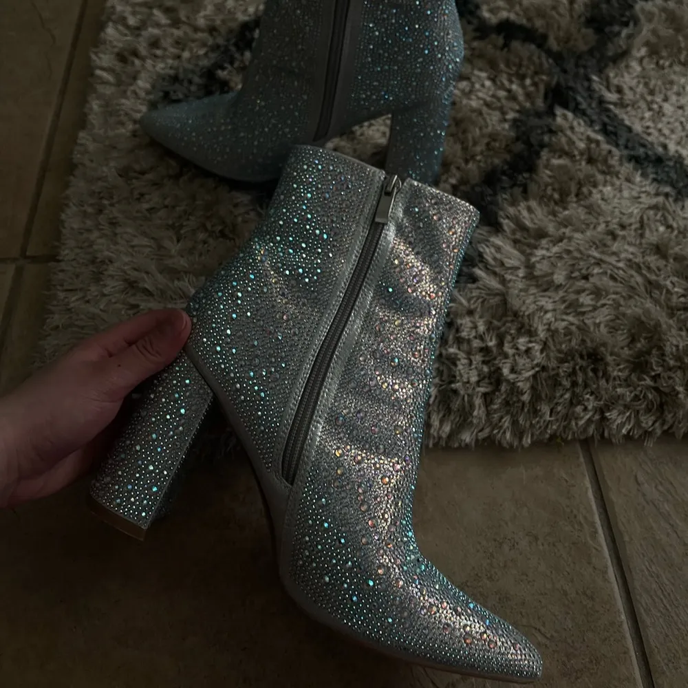 Steve Madden Silver Heeled Boots with Glitter - Image 4
