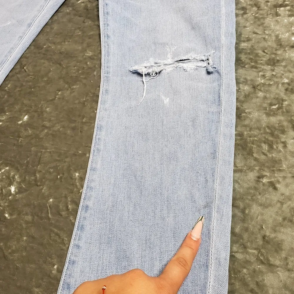 AGOLDE Chloe Light Distressed Jeans - Image 2