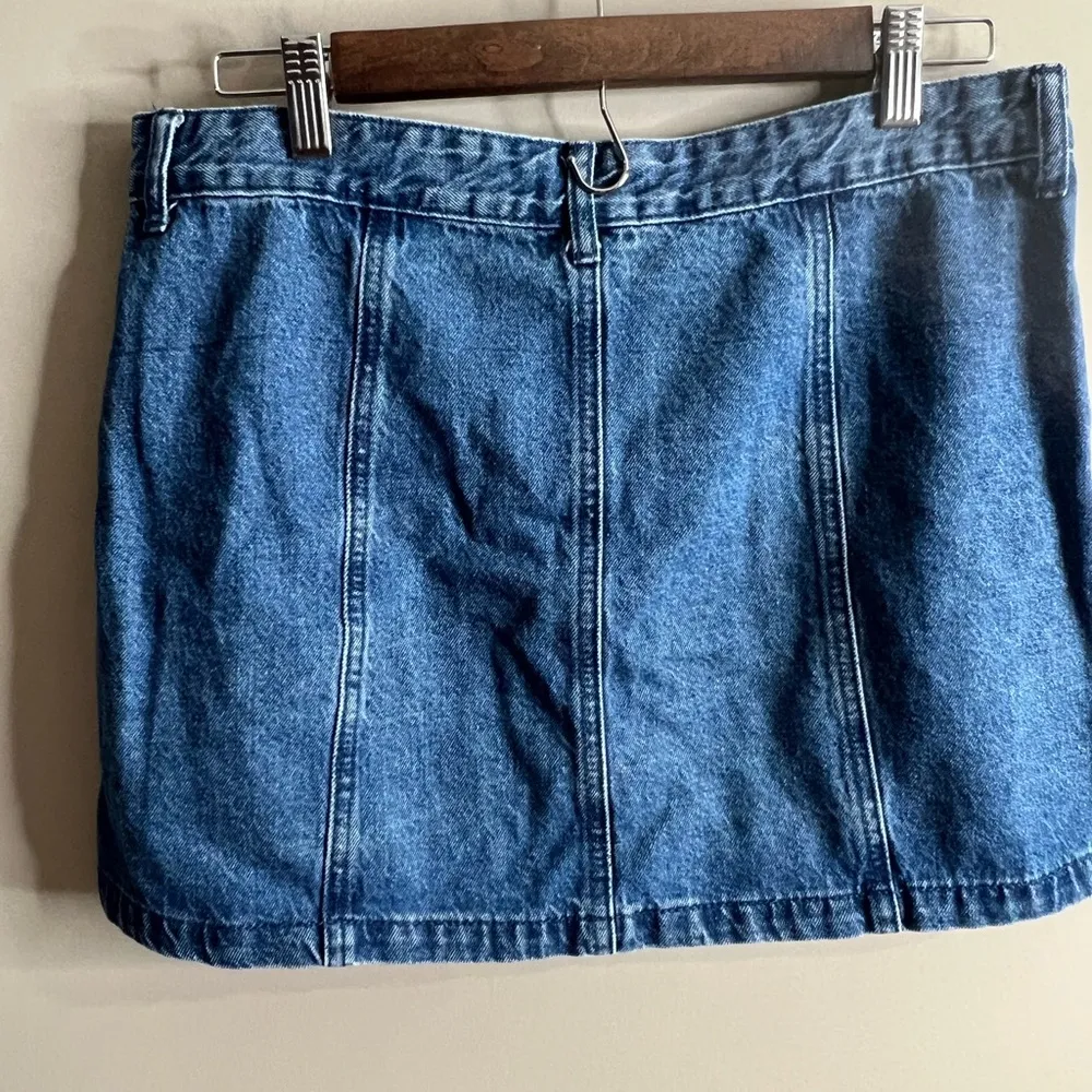Forever 21 size 31 button front denim mini skirt - Image 6