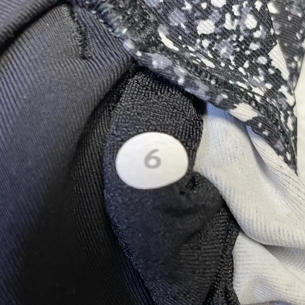 Lululemon Outrun 17" Crop Legging Splatter White Black Womens 6 Mesh Side Pocket - Image 12