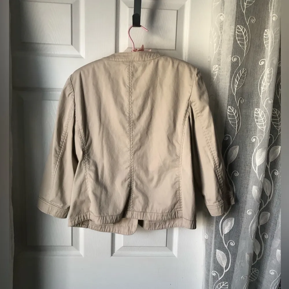 Talbots Women's Ruffle light relax 98% cotton Jacket size 8 button down - Image 6