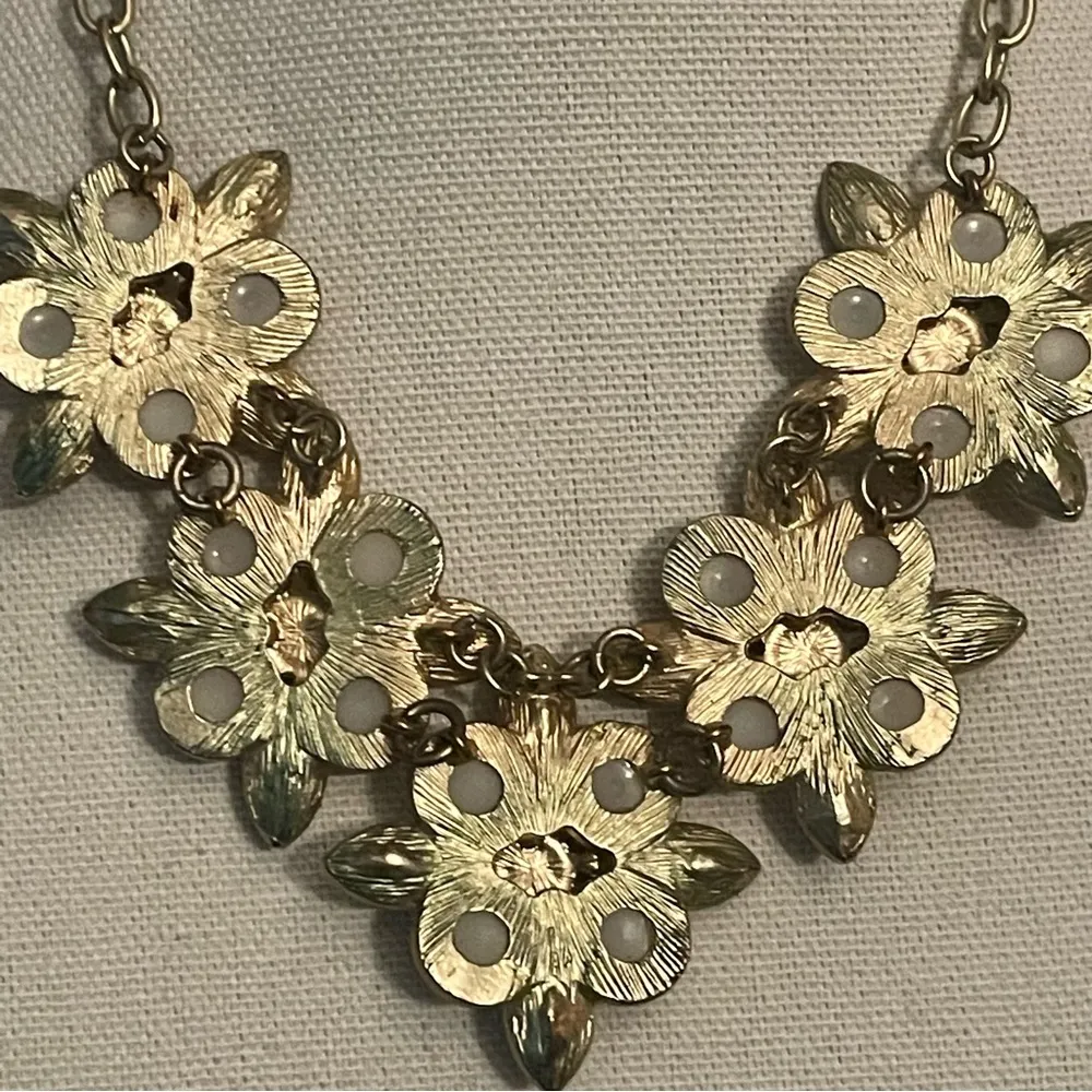 Jeweled flower statement necklace - Image 4