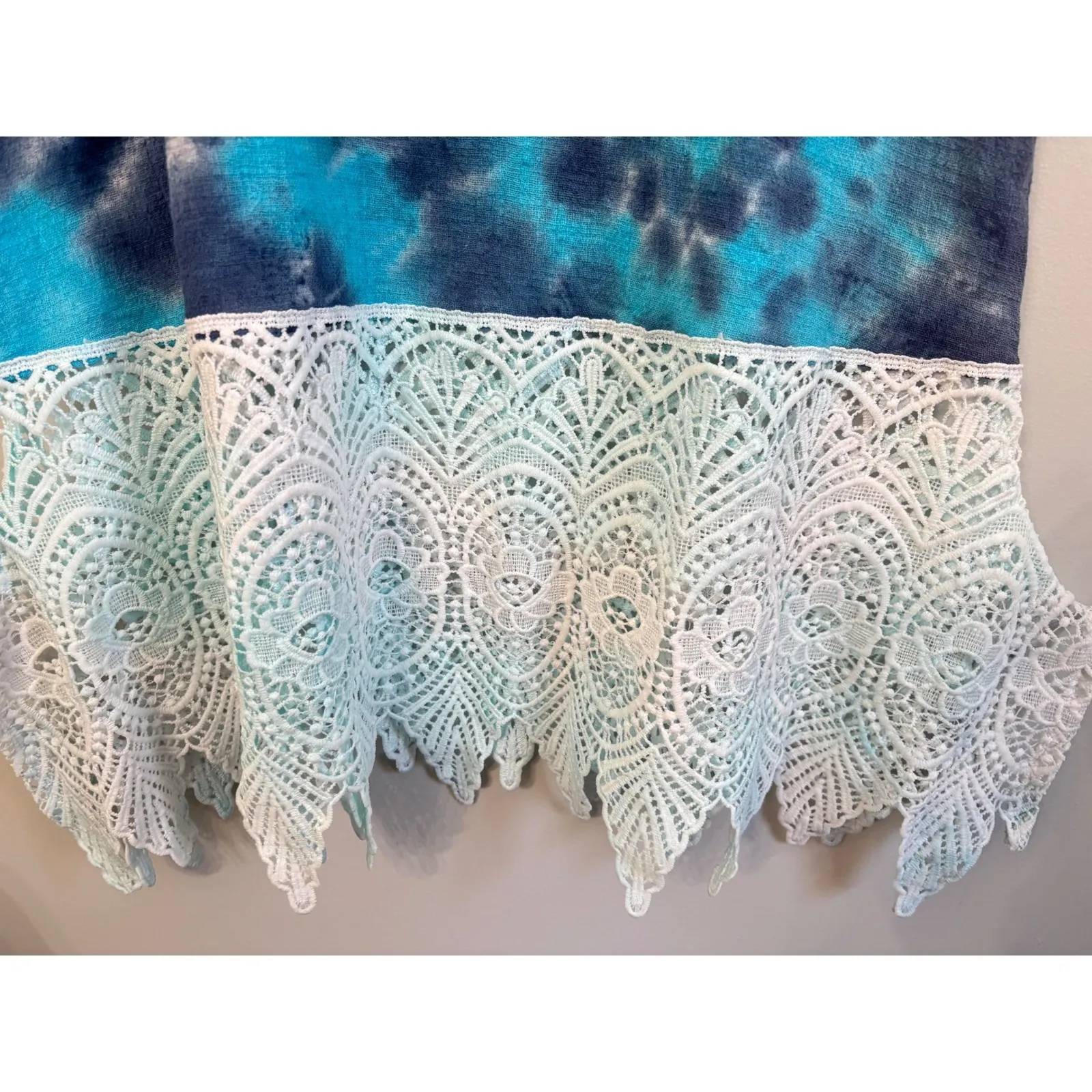 SOLITAIRE Top Womens M Tie Dye Lace Trim Tunic Blue Aqua Crochet Boho Hippy - Image 6