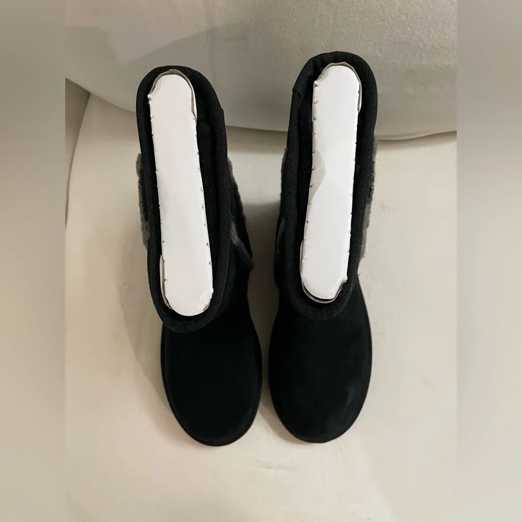 UGG  New in Box Classic Short Shearling Logo Black & Grey Size 6 - Image 8