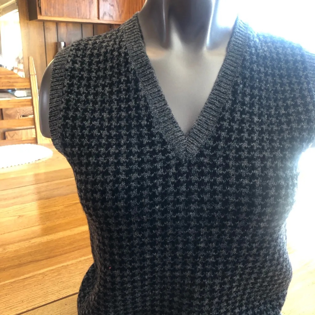 Vintage 80’s women’s Courtney Rhodes wool vest. Used in good condition. Size undefined - Image 2