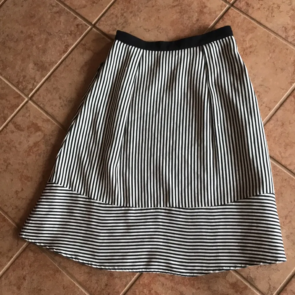 Line & Dot Stripe Midi Skirt - Image 4