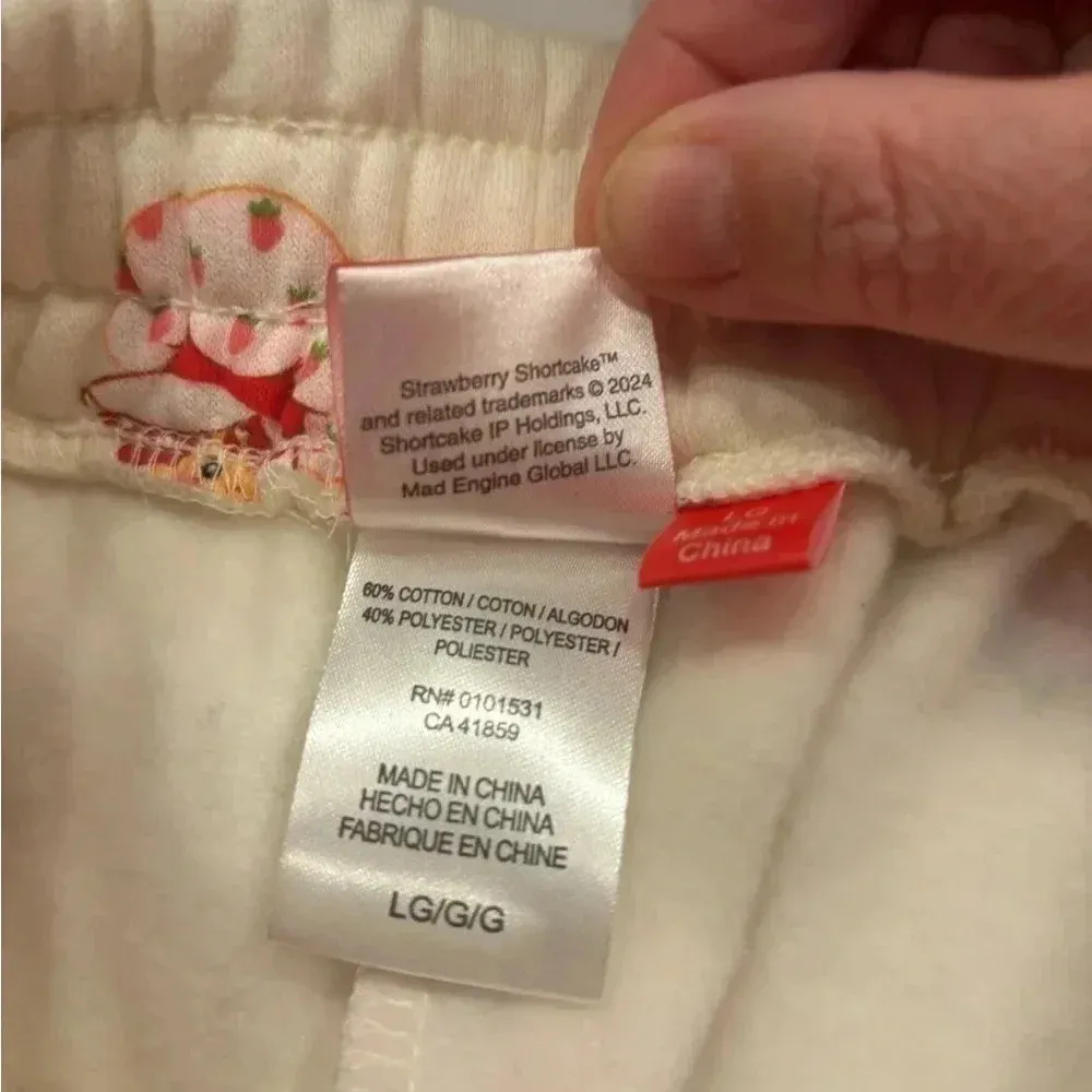 Strawberry Shortcake Shorts NWOT Juniors Size L Red - Image 4