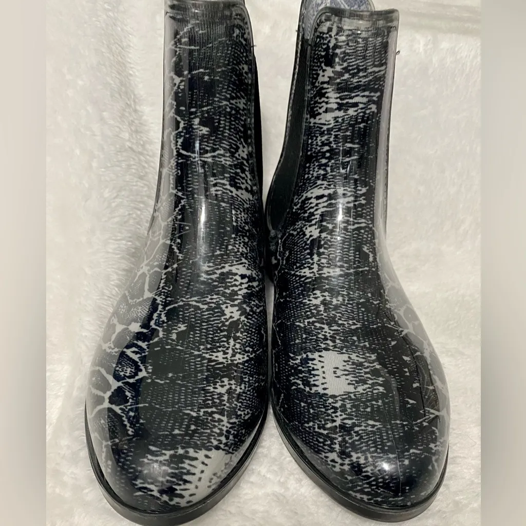 Seven7  Chelsea Rain Boot Size 11 - Image 2