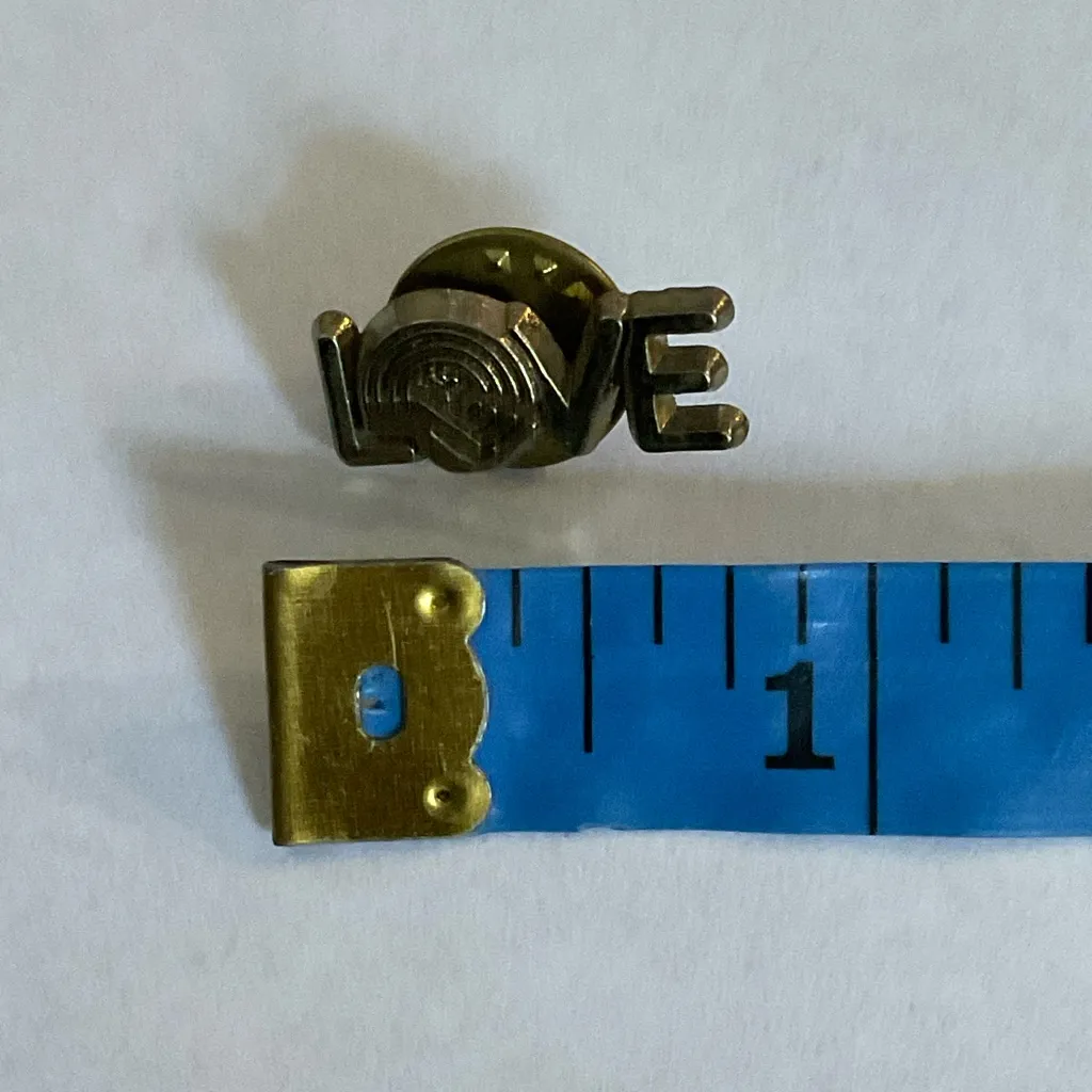 VINTAGE LOVE GOLD TONE LAPEL PIN - Image 4