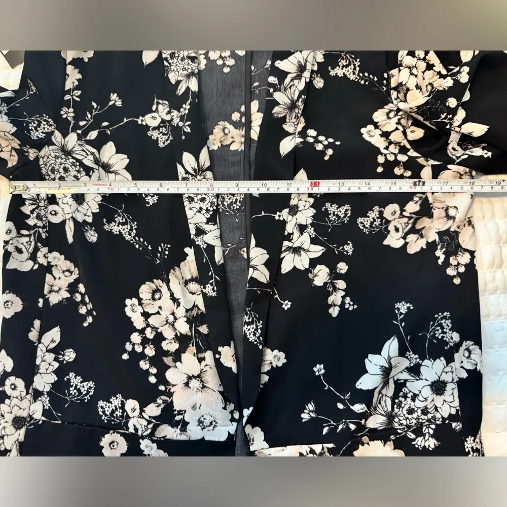 SALE 🏷️ ASTR Floral Blazer Size Small - Image 3