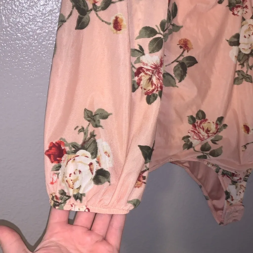 Ember light pink floral cinched long sleeve bodysuit Size M - Image 3