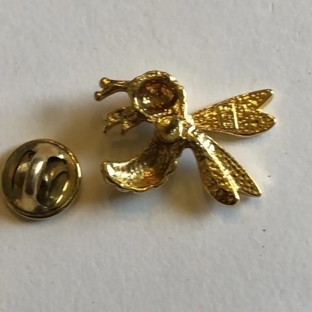 Vintage SC Signed Gold Tone Bee with Green CZ Eyes Brooch Shoulder Pin - Image 3